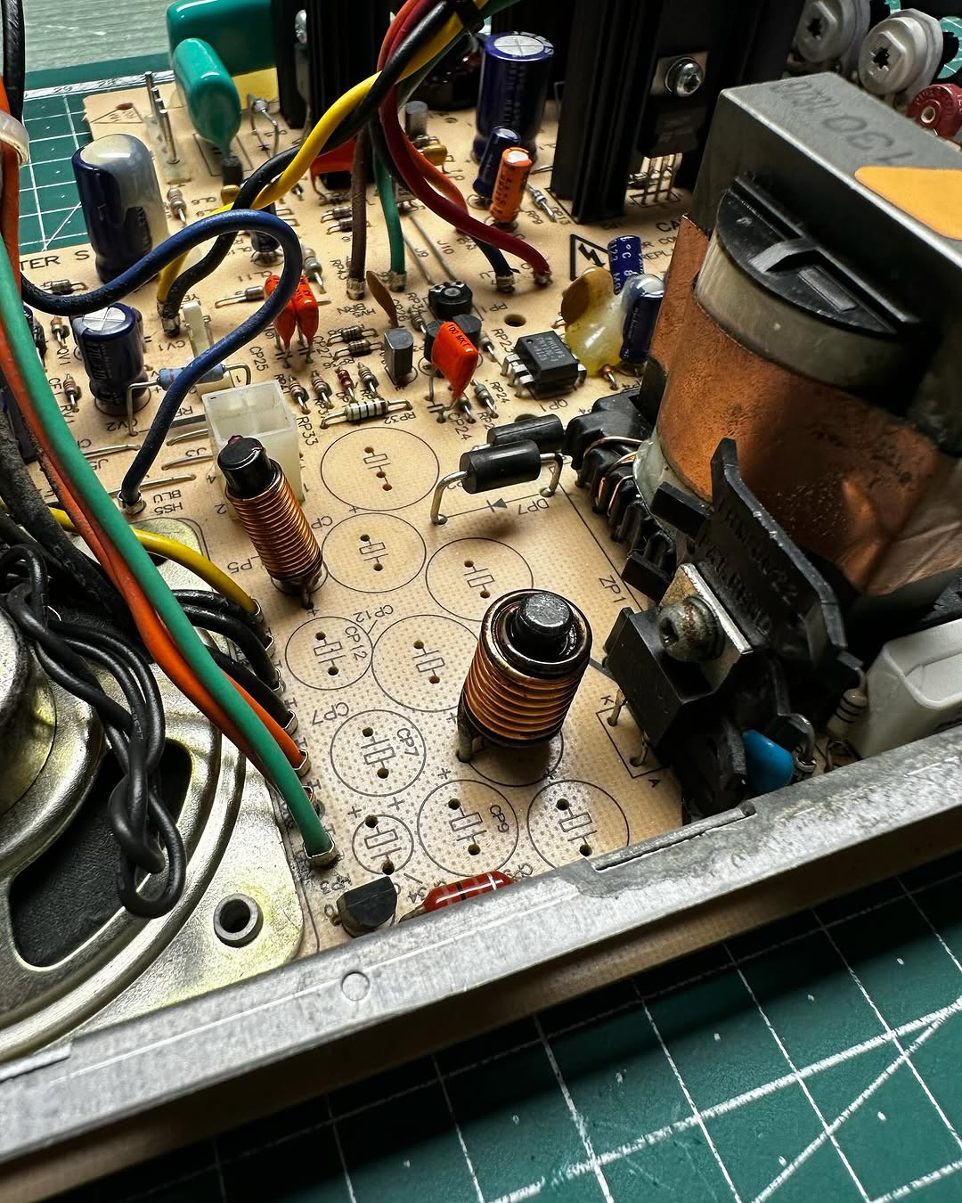 Scheda analogica con componenti da sostituire